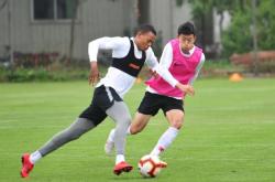 B体育体育app下载地址-包含紧张备战，深圳队迎来关键一役的词条