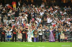 B体育体育网页版-足球赛事现场观众热情洋溢，气氛融洽