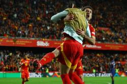 B体育体育登录入口-劲爆一战！场上球员们挥汗拼搏争取进球的简单介绍