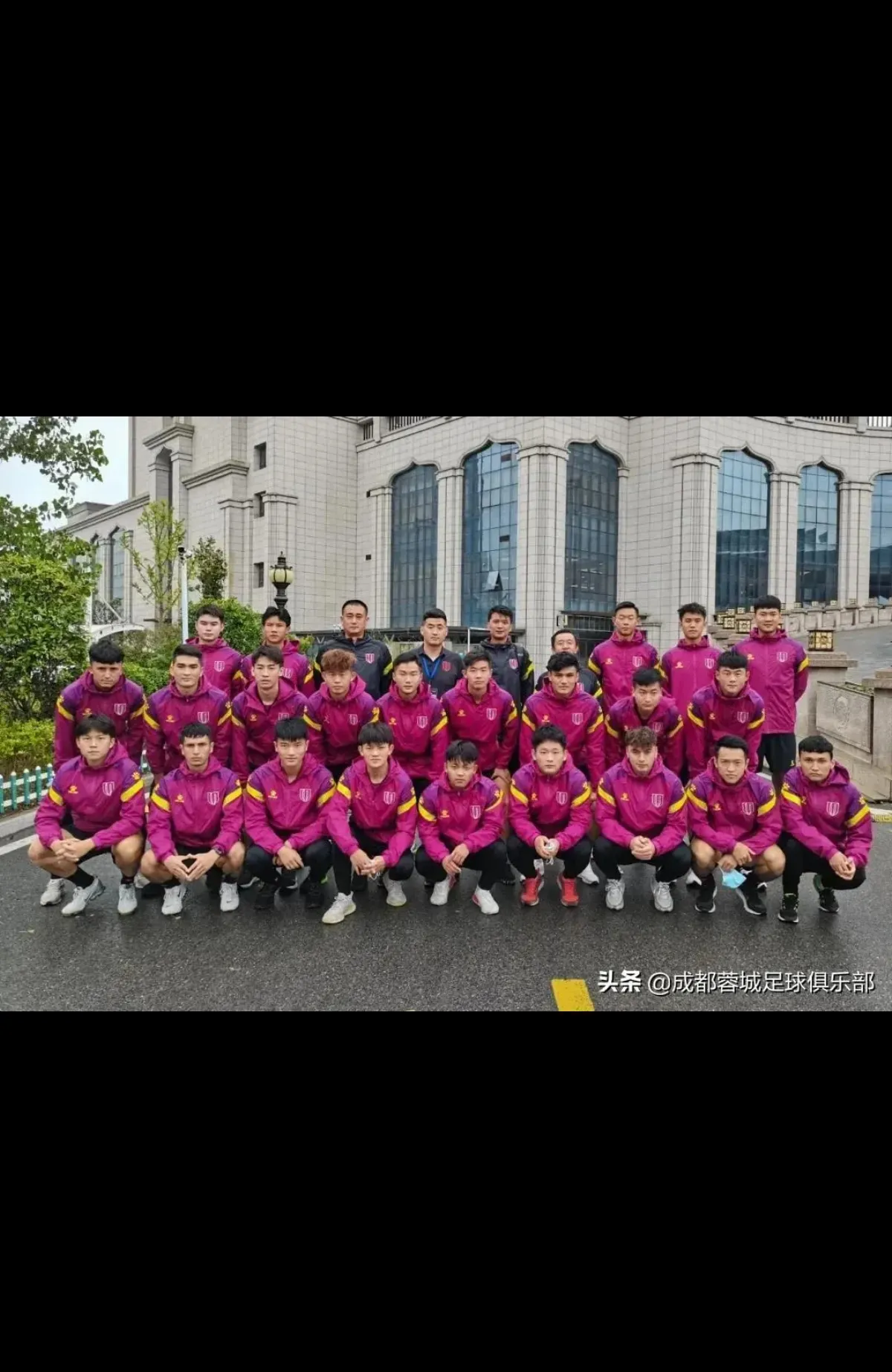 包含广西队球员在场上奋力拼搏，全力争取胜利的机会的词条