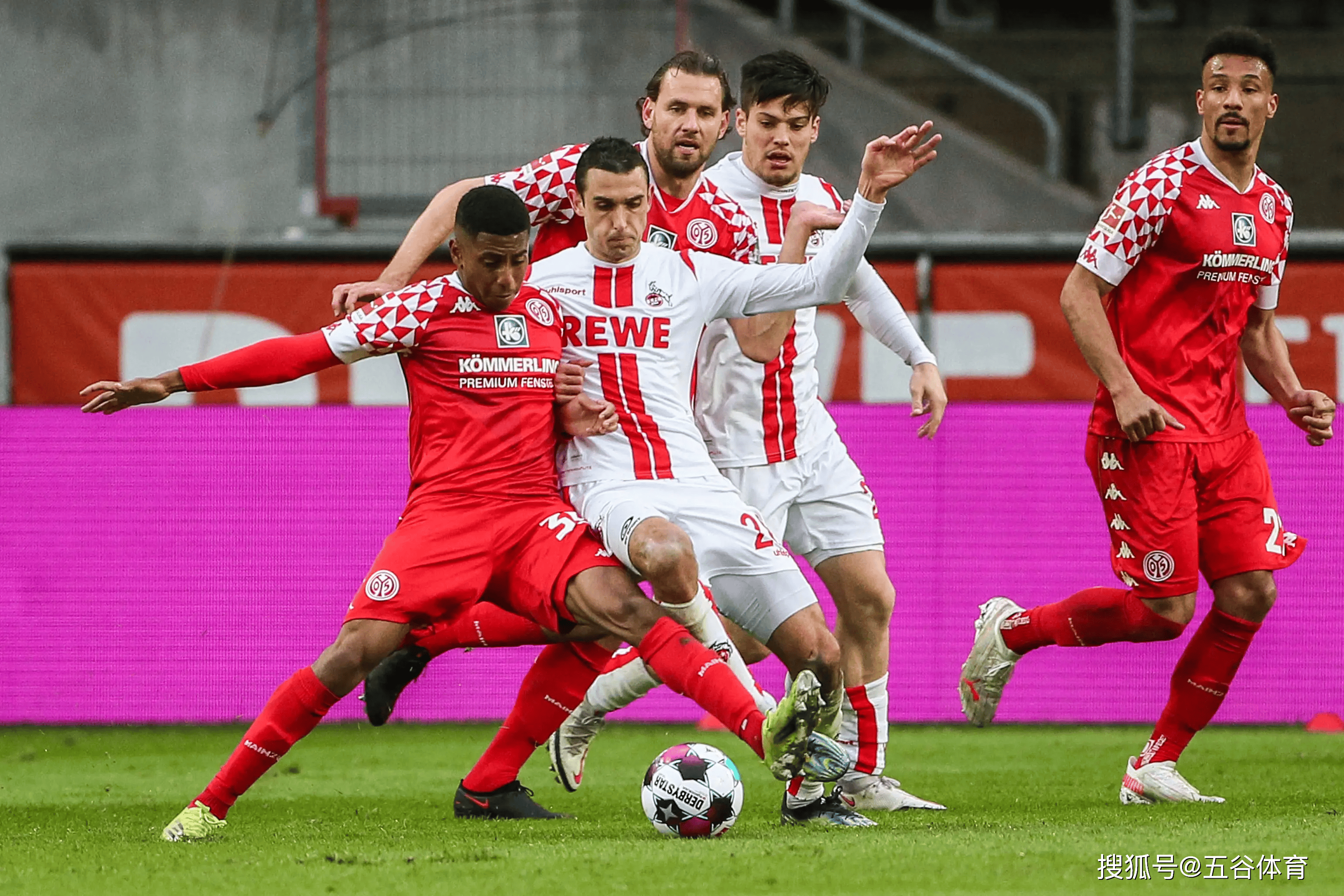 汉堡球迷尽情庆祝胜利,现场欢声雷动 汉堡球迷尽情庆祝胜利,现场欢声雷动