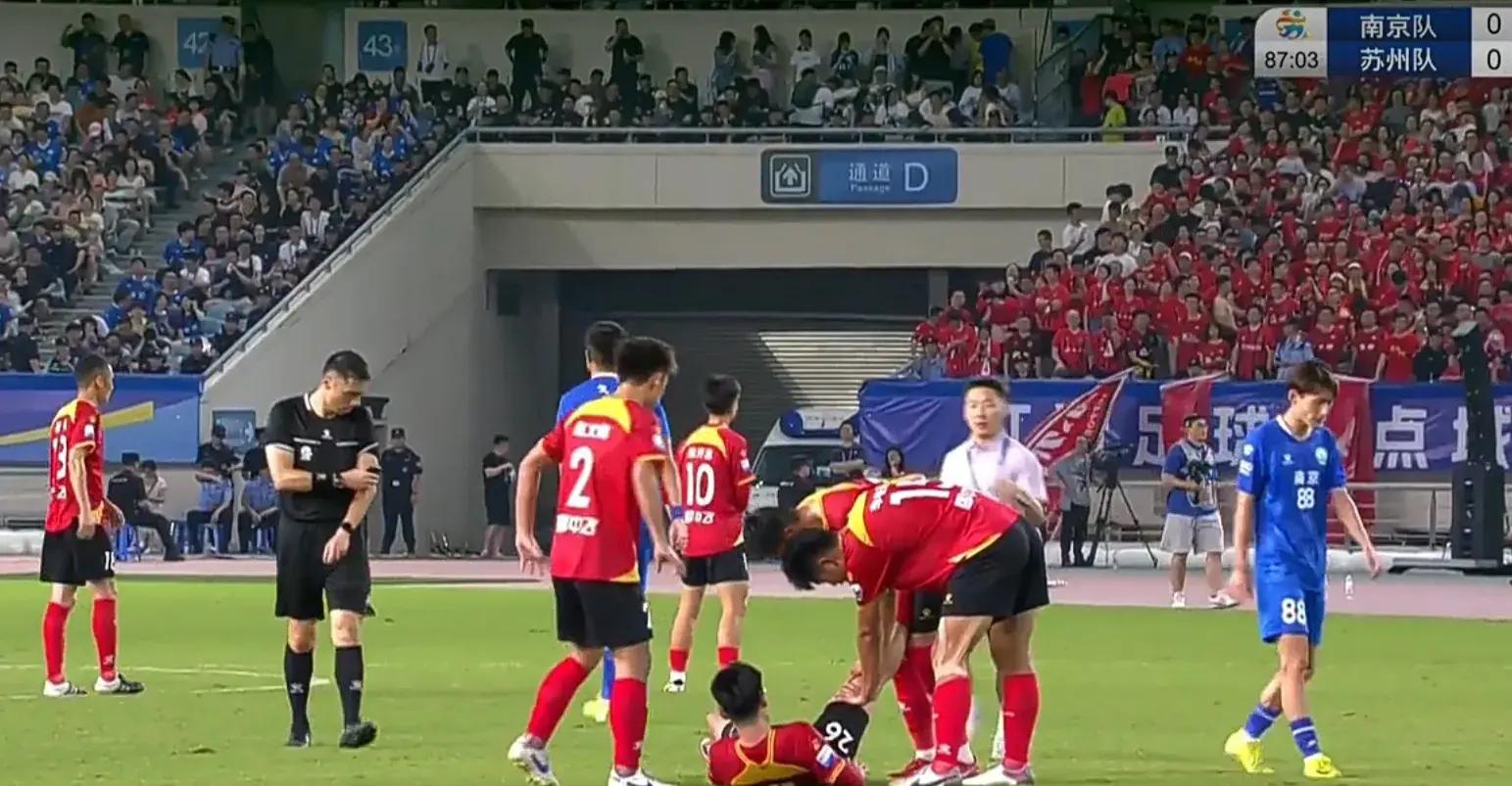 足球赛场上每一次进攻都牵动着球迷的心 足球赛场上每一次进攻都牵动着球迷的心