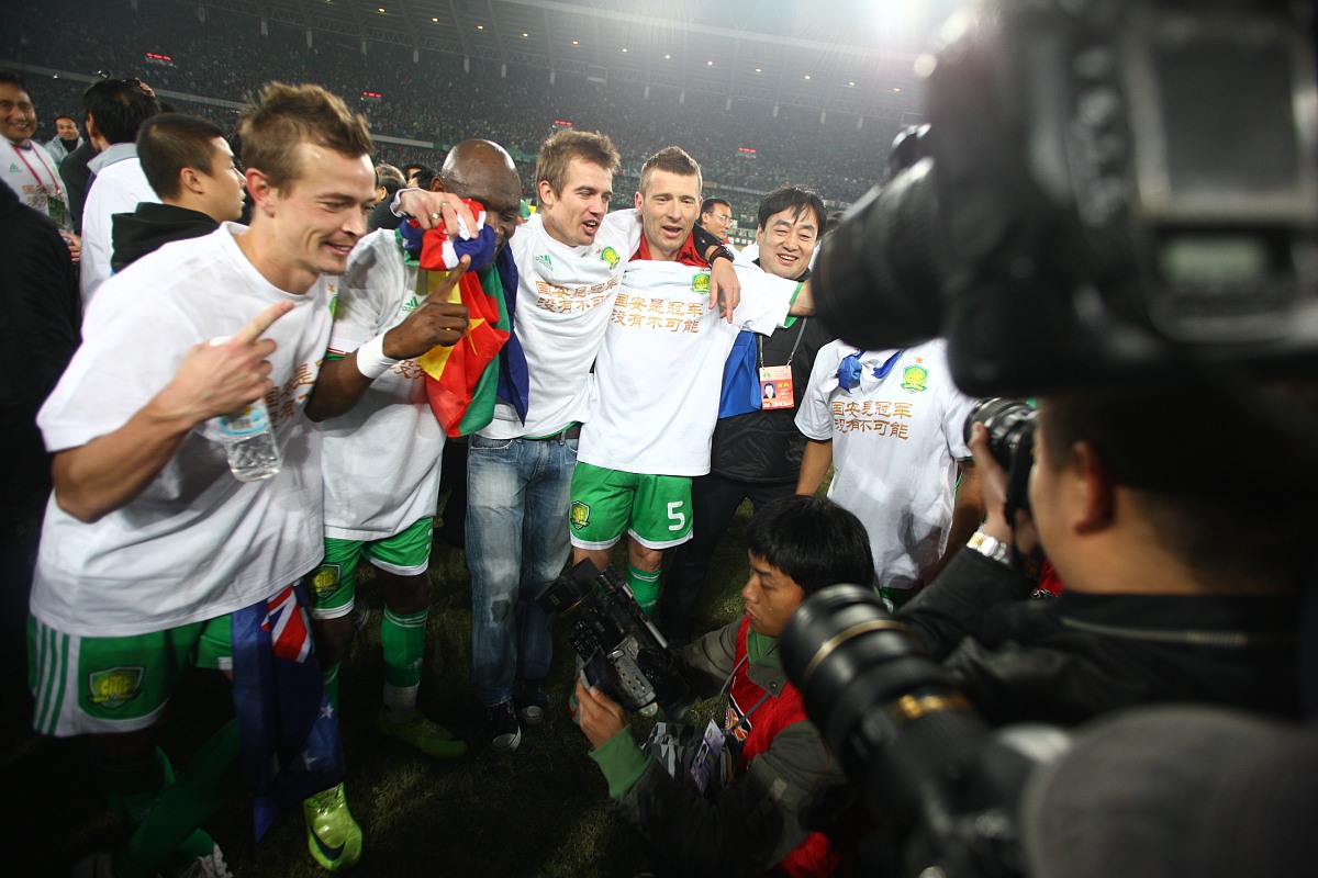 足球赛场上每一次进攻都牵动着球迷的心 足球赛场上每一次进攻都牵动着球迷的心