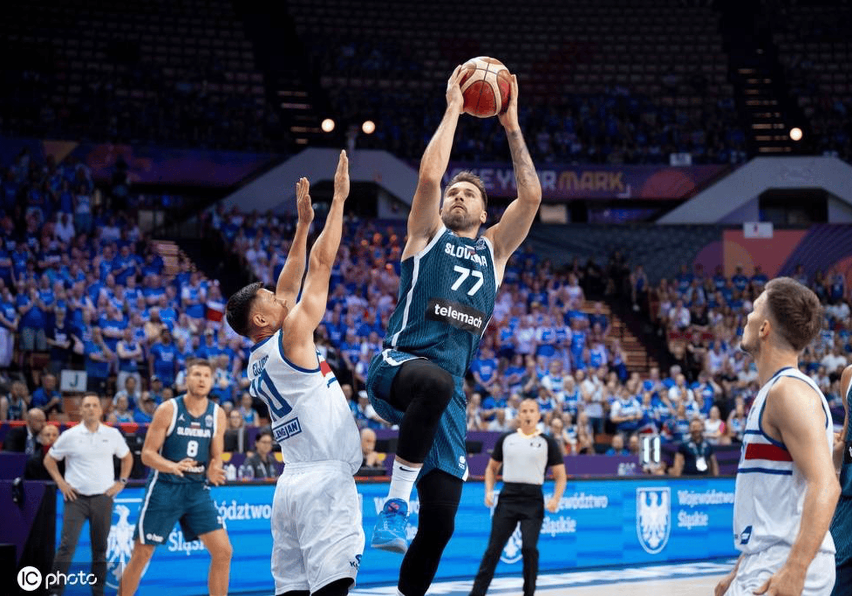 冰岛篮球队勇夺金杯无愧于国际冠军 冰岛篮球队勇夺金杯无愧于国际冠军