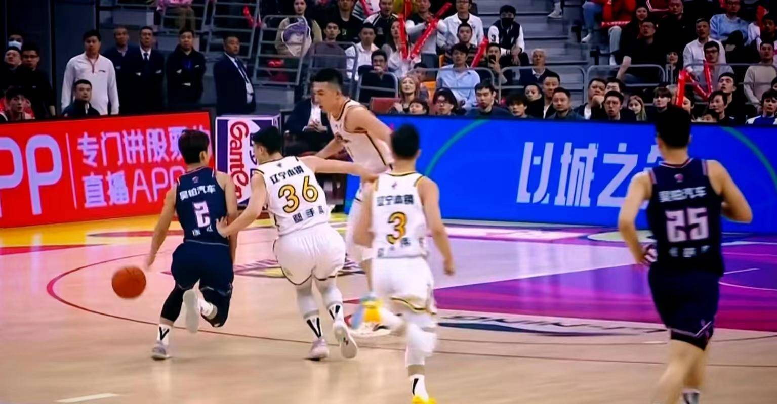 广东宏远队在比赛中处于一轮激烈的角逐局面