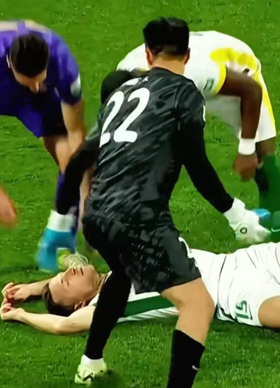 足球赛场上发生的惊喜瞬间令人感动的简单介绍 足球赛场上发生的惊喜瞬间令人感动的简单介绍