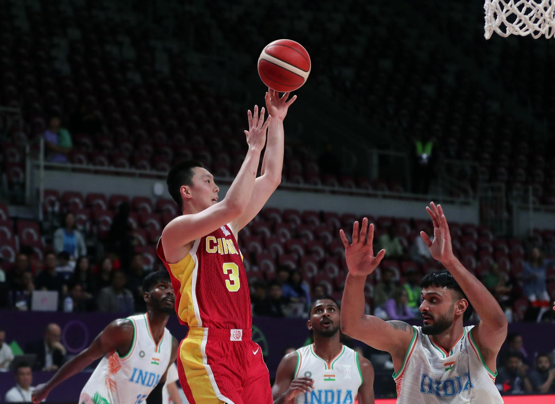 关于一场紧张比赛惊险收官，球队成功保持领先的信息