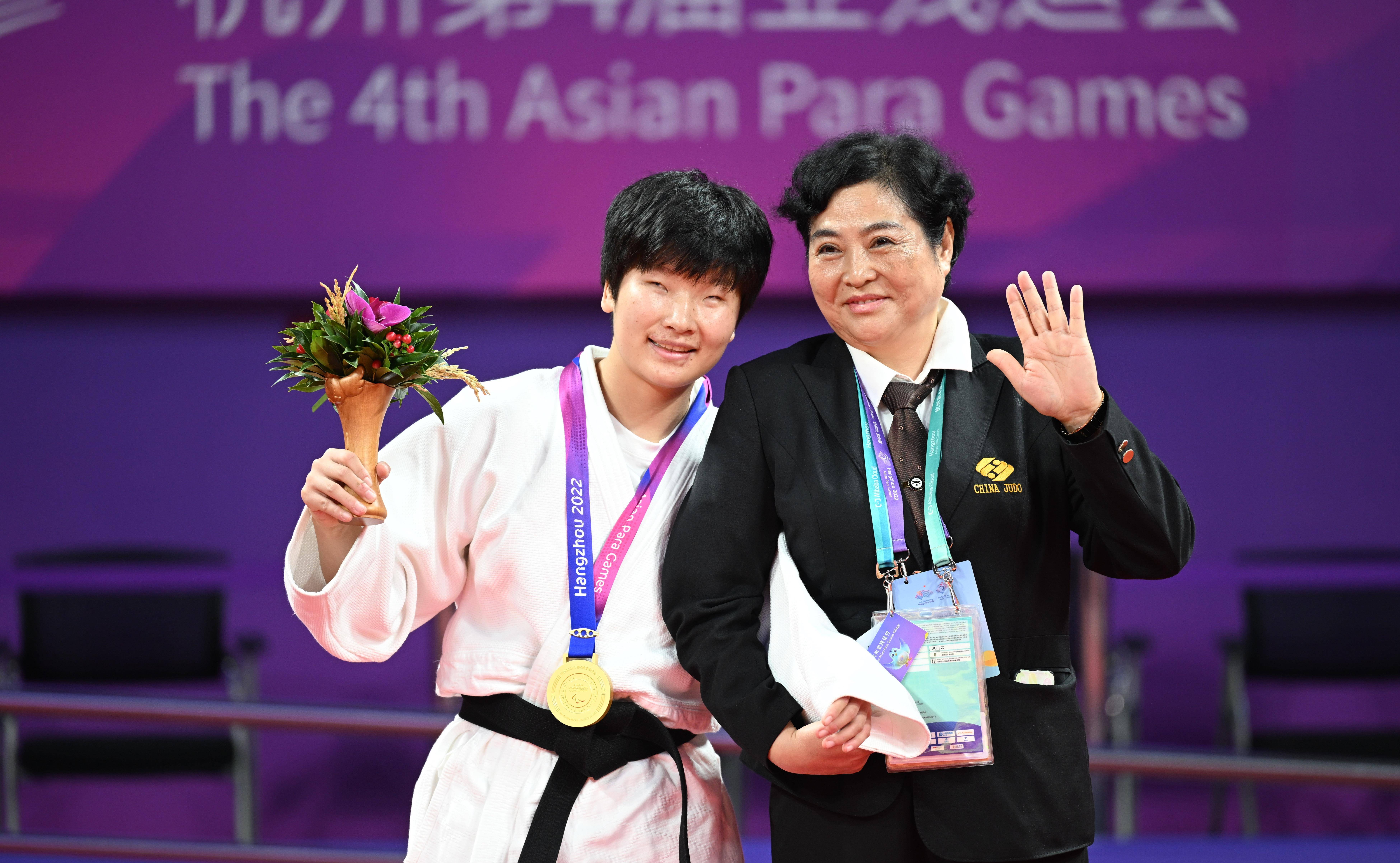 新西兰选手击败对手，夺得柔道金牌