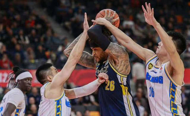 包含广东男篮核心受伤，下场比赛恐缺阵影响战绩的词条