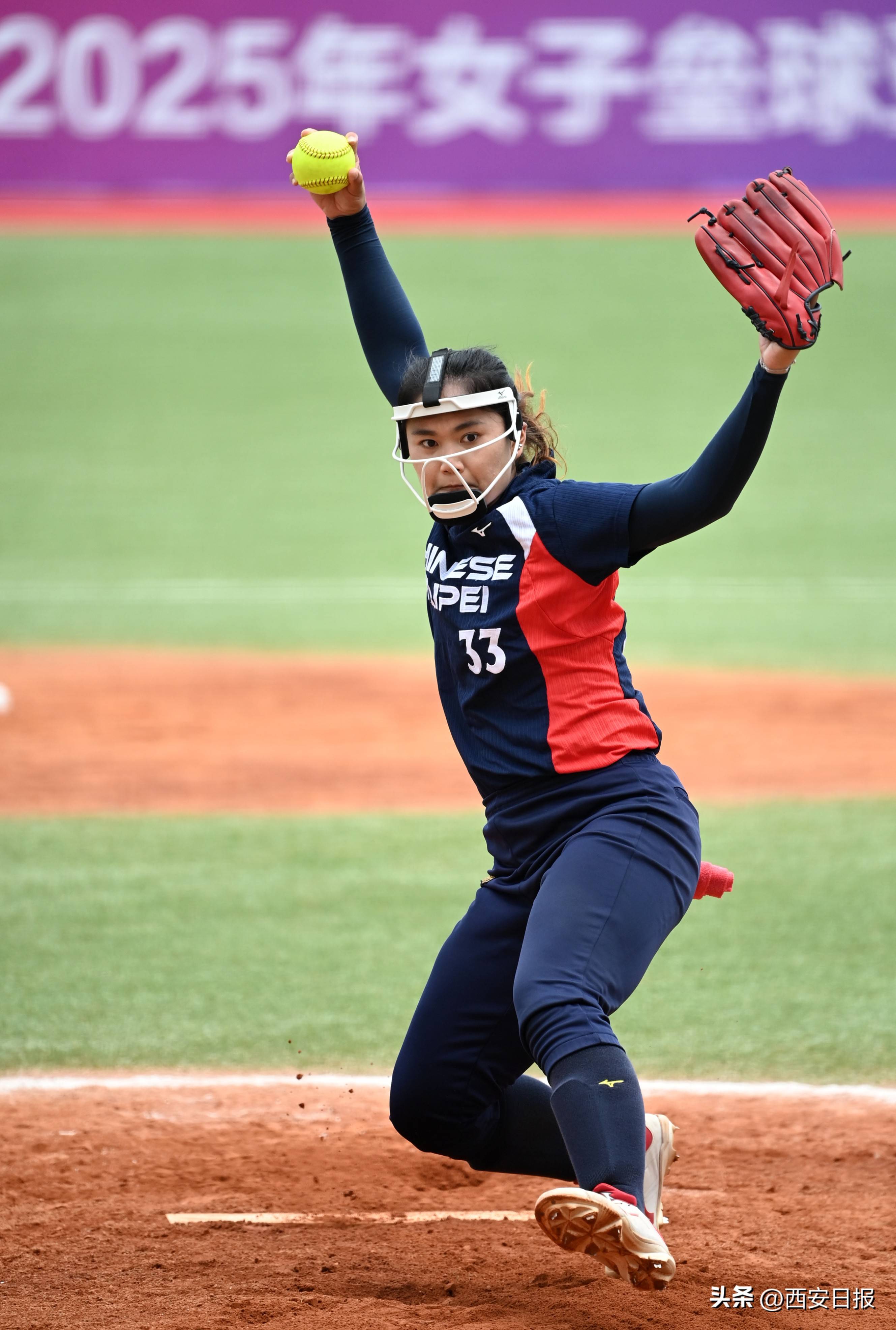 亚洲杯赛场上，女性足球运动员斩获冠军