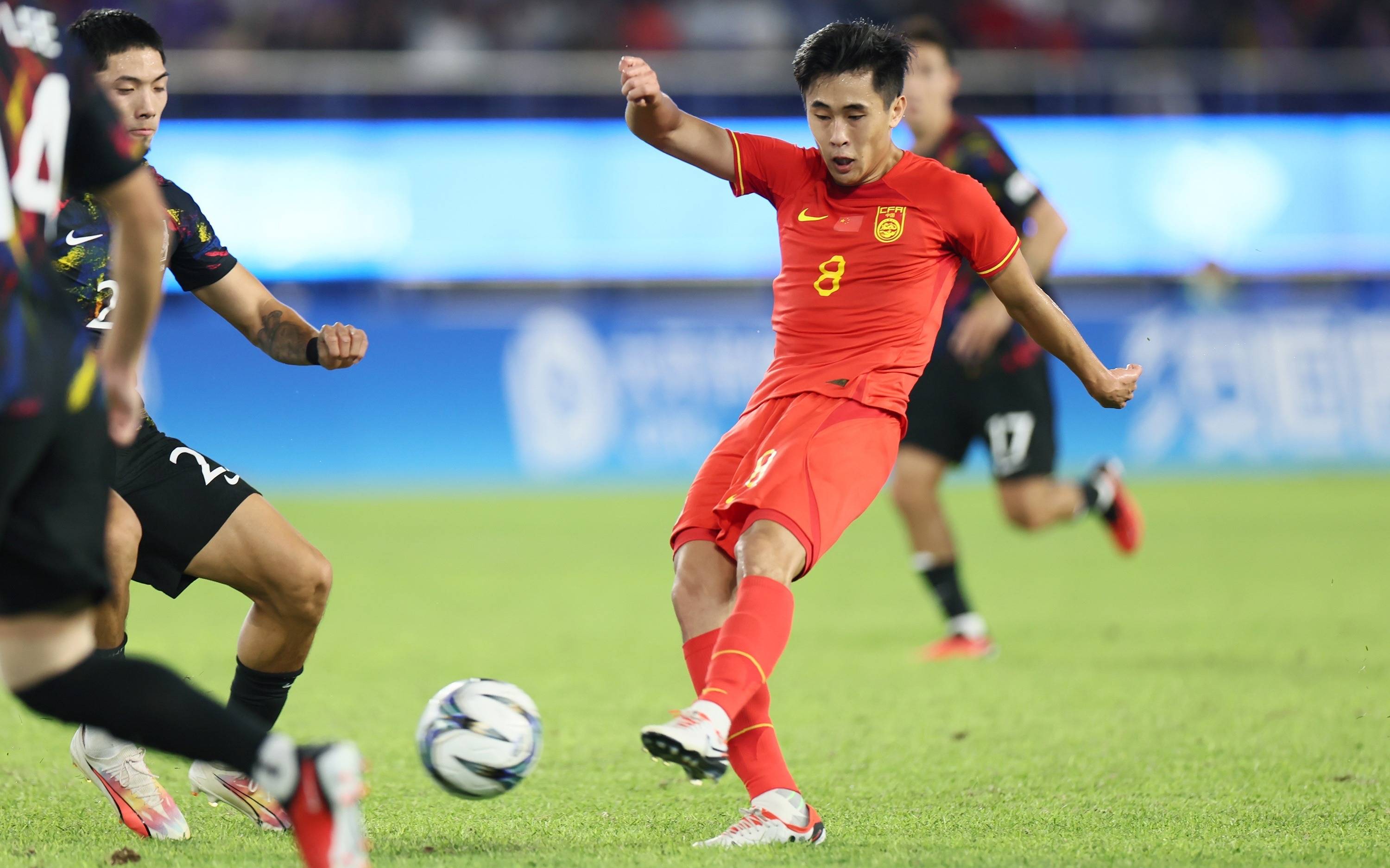 包含球员实力突出，国内足球联赛比赛精彩非凡的词条