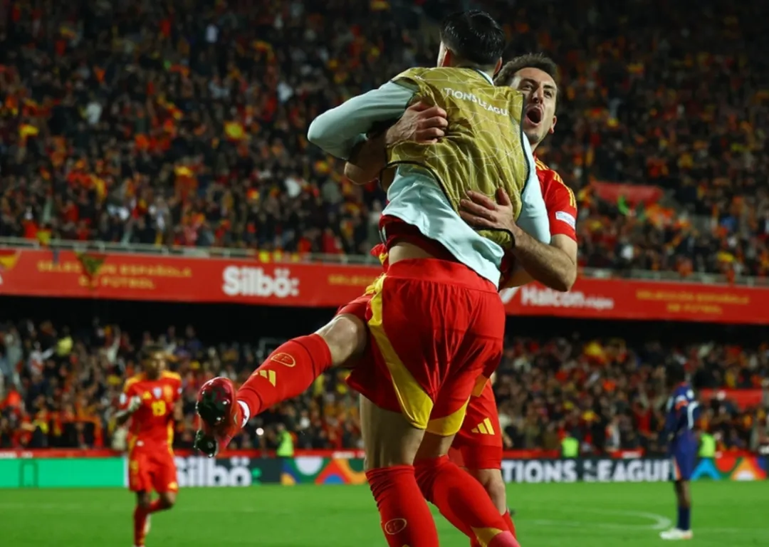 劲爆一战！场上球员们挥汗拼搏争取进球的简单介绍