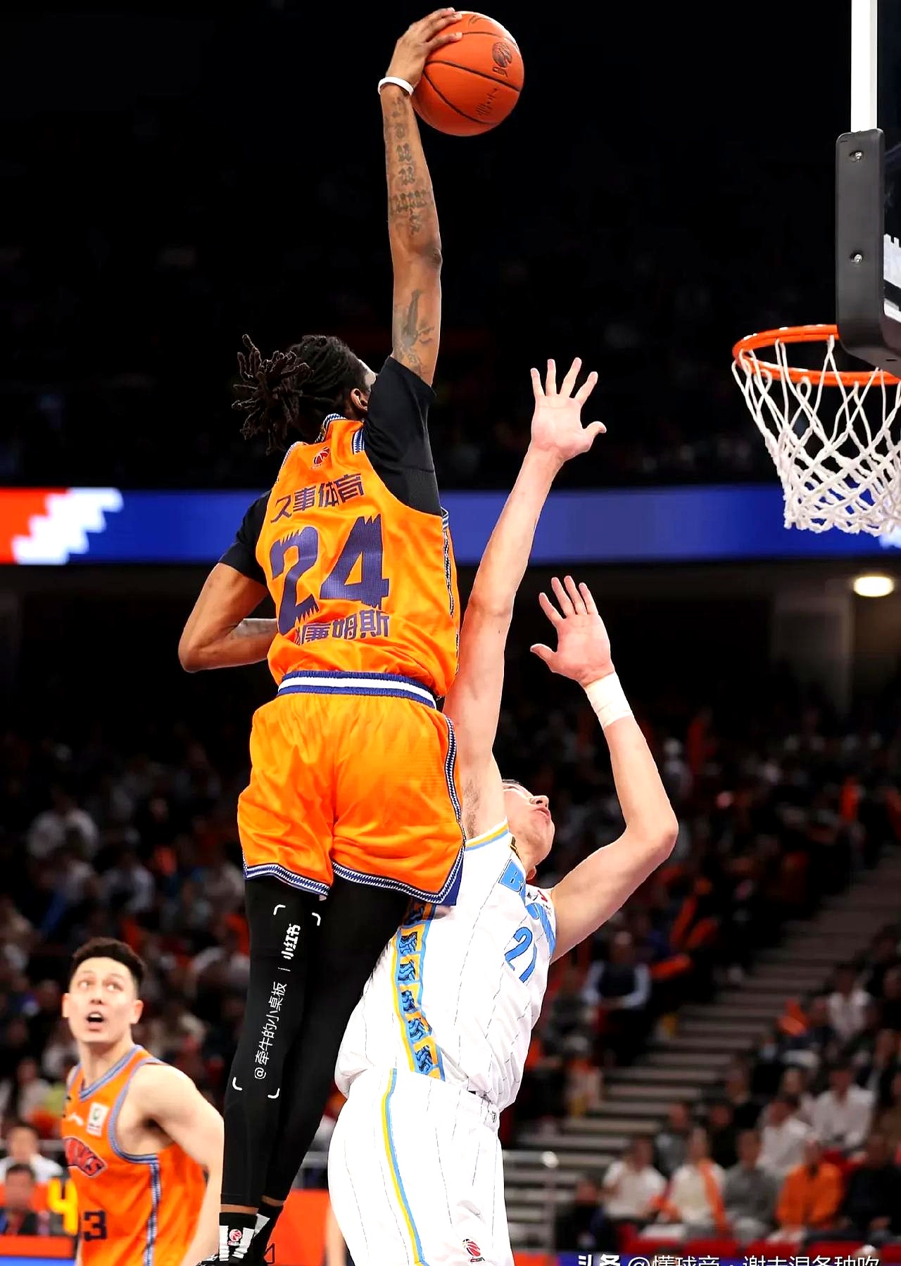 关于球员在争夺中展现技压群雄，尽显决心的信息