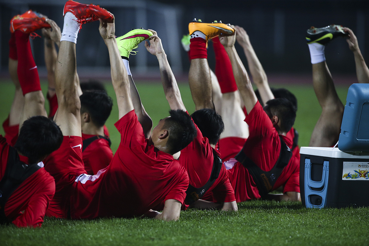 关于球员在争夺中展现技压群雄，尽显决心的信息